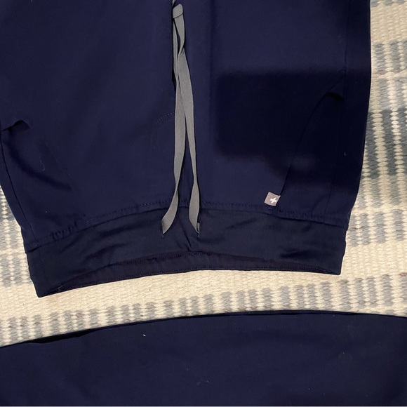 FIGS scrub top and matching bottoms, navy, size XS and XXS - Picture 11 of 13